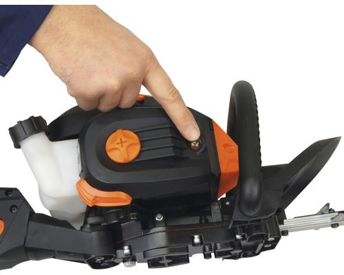 Bedienung einer Heckenschere mit Hand