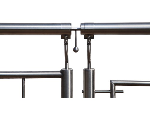 Detailansicht eines Edelstahlgeländers mit Verschlussmechanismus
