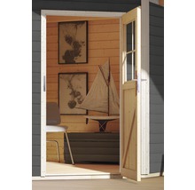 Blick in ein Gartenhaus mit geöffneter Holztür, Einrichtung mit Schrank, Dekoration und Stuhl