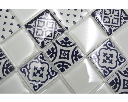 Mosaikfliesenmuster mit geometrischen und floralen Mustern