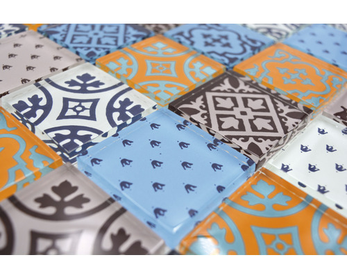 Nahaufnahme von Dekormosaikfliesen mit verschiedenen Mustern