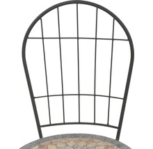 Detailansicht eines Gartentischs mit Mosaikplatte und Metallgestell