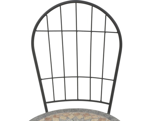 Detailansicht eines Gartentischs mit Mosaikplatte und Metallgestell