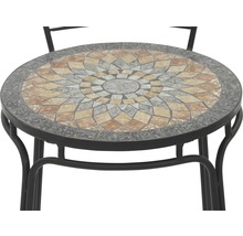 Detailansicht eines Beistelltisches mit Mosaikplatte und Metallgestell für den Garten.