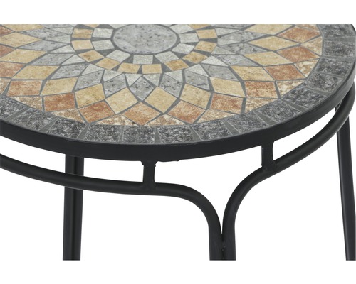Detailansicht eines Mosaiktisches mit Metallgestell