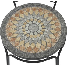 Runder Gartentisch mit Mosaikmuster auf der Tischplatte