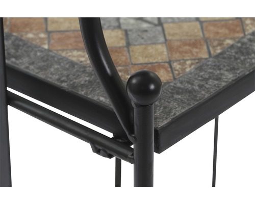 Detailansicht eines Beistelltisches mit Fliesenoberfläche und Metallgestell