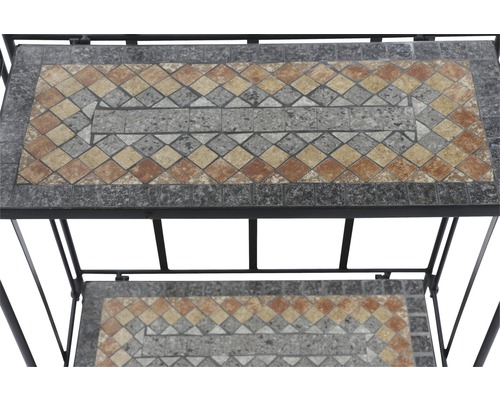 Detailansicht eines Gartentisches mit Mosaikfliesenmuster.