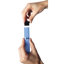 Anwenderhand, die einen Dosierstift mit einer schwarzen Kappe verschliesst