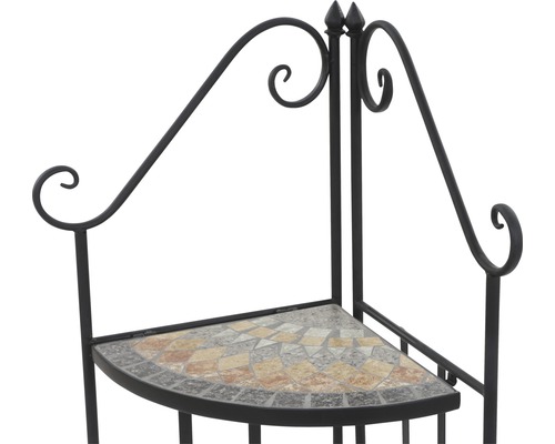 Detailansicht eines Eckregals mit Mosaikfliesen und Metallgestell