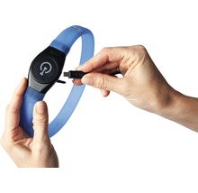 Aufladen des LED Armbands mit USB-Kabel
