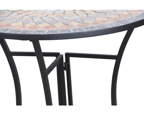 Detailansicht eines Gartentisches mit Mosaikplatte und Metallgestell.