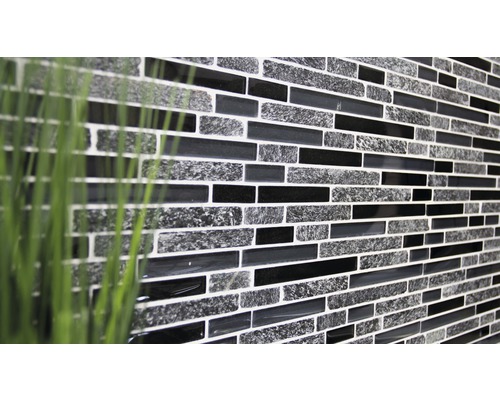 Mosaikfliese mit rechteckigen Steinen in verschiedenen Texturen und Farbtönen.