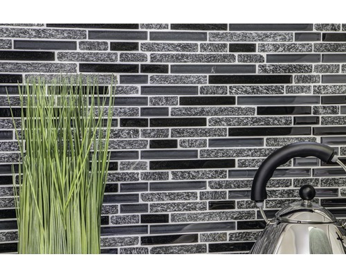 Wandgestaltung mit Mosaikfliesen und Dekorationselementen in einer Küche