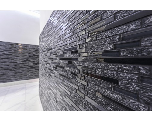 Wandgestaltung mit Mosaikfliesen in einem Innenraum.