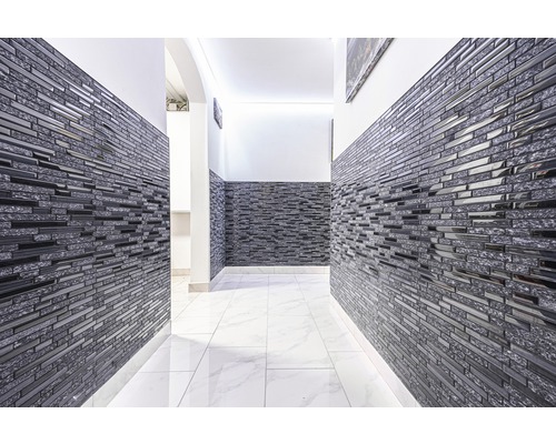 Flur mit Wandfliesen und Bodenfliesen