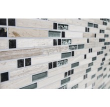 Detailaufnahme einer Wand mit Mosaikfliesen aus Stein und Glas