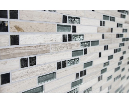 Detailaufnahme einer Wand mit Mosaikfliesen aus Stein und Glas