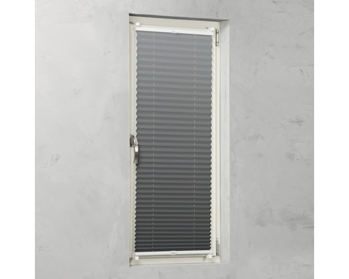 Graue Fensterplissee im Fensterrahmen