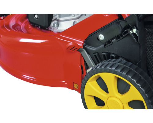 Detailansicht eines Rasenmähers mit rotem Gehäuse und gelbem Rad