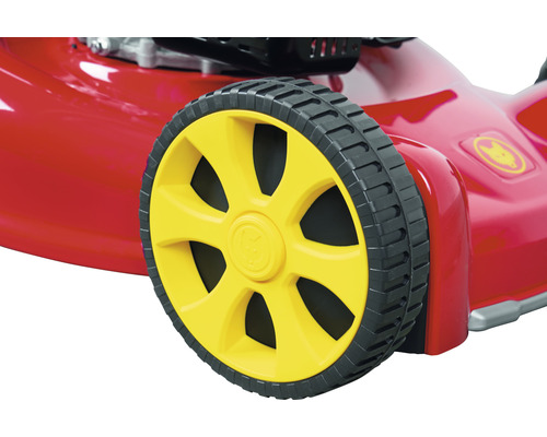 Detailansicht eines Rasenmähers mit gelber Felge