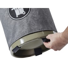 Detailansicht Abfallbehälter mit Grillwagen-Symbol und Hand, die einen Griff berührt