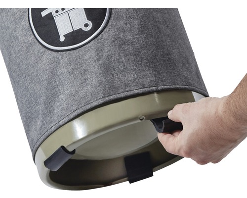 Detailansicht Abfallbehälter mit Grillwagen-Symbol und Hand, die einen Griff berührt