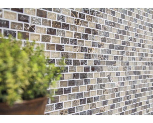 Wand mit Mosaikfliesen im Backsteinformat