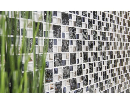 Mosaikfliesenwand mit quadratischen und rechteckigen Glas- und Keramikelementen