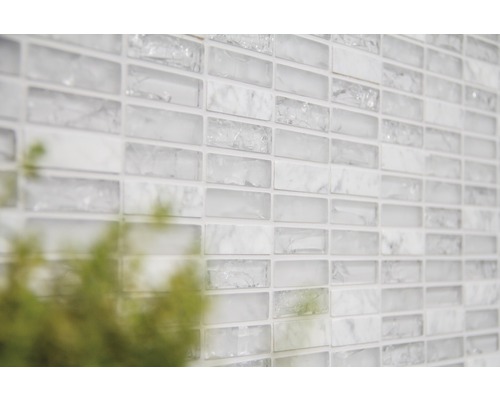 Mosaikfliesenwand mit rechteckigen Elementen aus Glas und Stein