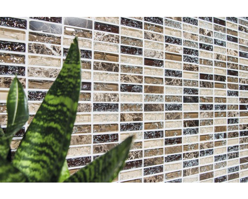 Wandfliesen mit Mosaikmuster und rechteckigen Elementen.