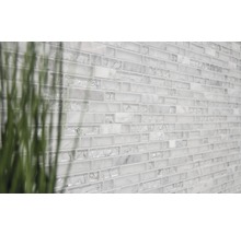 Wandfliesen aus Glas und Marmor im Innenraum