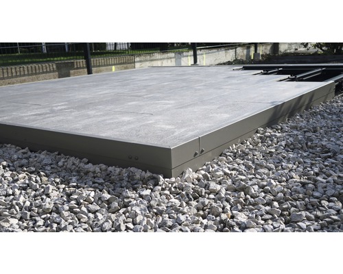 Ebenerdige Terrasse mit Kiesbett