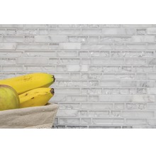 Mosaikfliesenwand mit Obstkorb im Vordergrund