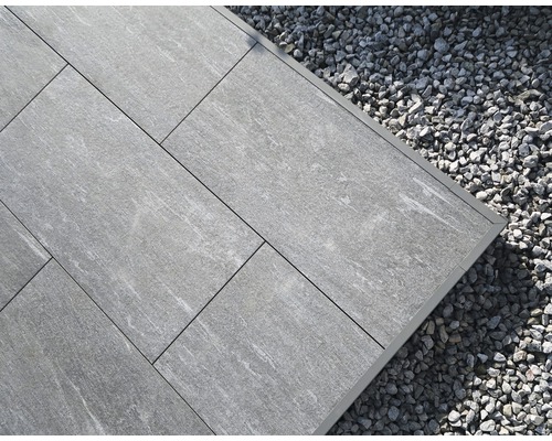 Verlegung von Terrassenplatten mit Kies