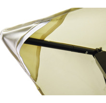 Detailansicht eines Sonnenschirms mit schwarzem Gestell und hellem Bezug
