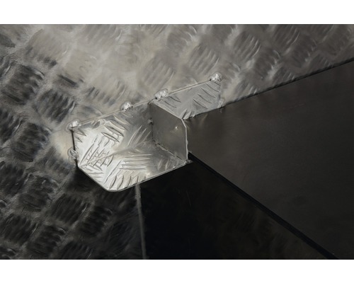 Detailansicht einer Aluminium-Riffelblech-Ecke mit Schweißnähten