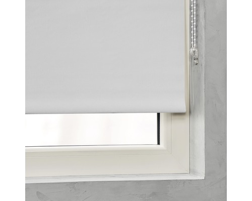 Weiße Fensterrollos am Fenster