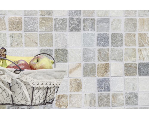Mosaikfliesenwand mit einem Korb mit Äpfeln und Bananen