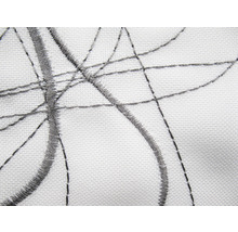 Nahaufnahme eines Stoffes mit aufgesticktem Muster