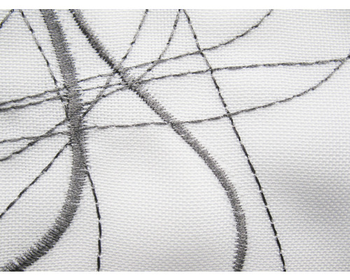 Nahaufnahme eines Stoffes mit aufgesticktem Muster