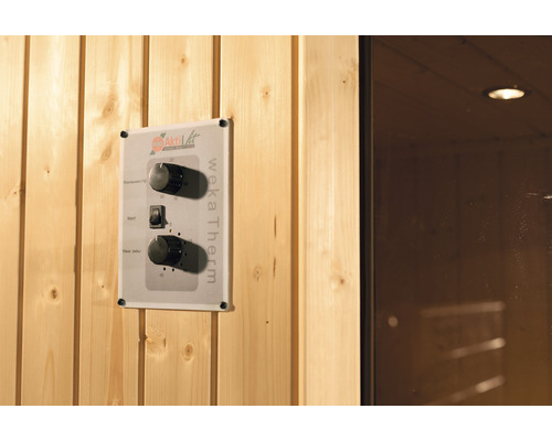 Detailansicht der Steuerung für eine Weka Therm Sauna mit Temperaturregler, Startknopf und Timer an einer Holzwand