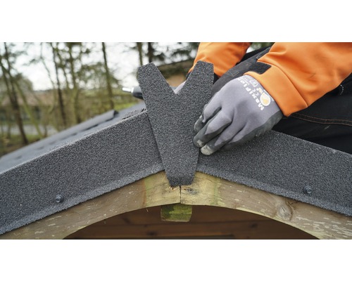 Montage von Dachpappe auf einem Gartenhaus