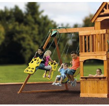 Spielplatz mit Schaukel und Spielturm im Garten