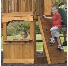 Kinderspielplatz aus Holz mit Kletterwand und Spielhaus