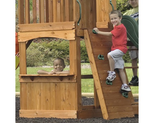 Kinderspielplatz aus Holz mit Kletterwand und Spielhaus