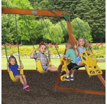 Kinder spielen auf einer Schaukelanlage im Garten.