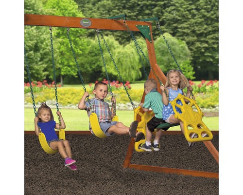 Kinder spielen auf einer Schaukelanlage im Garten.