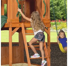 Mädchen klettert auf ein Spielgerät mit Leiter und Schaukel