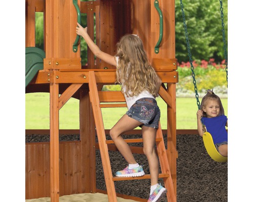 Mädchen klettert auf ein Spielgerät mit Leiter und Schaukel